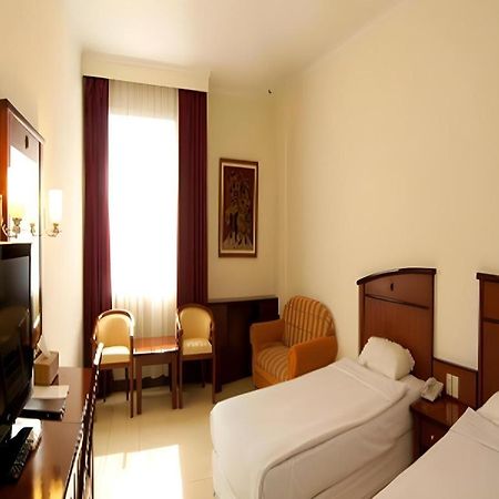 Karlita Hotel Tegal Экстерьер фото