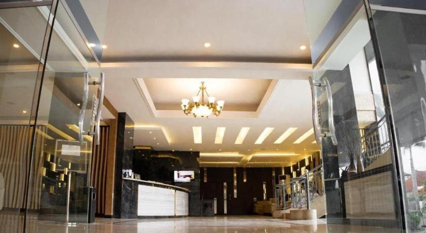 Karlita Hotel Tegal Экстерьер фото