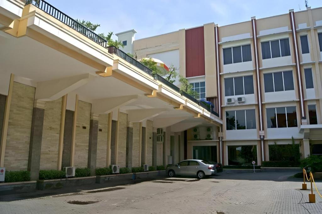 Karlita Hotel Tegal Экстерьер фото