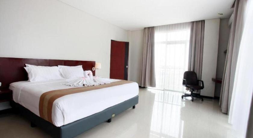 Karlita Hotel Tegal Экстерьер фото