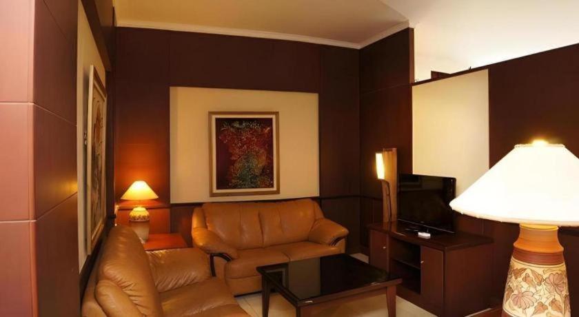 Karlita Hotel Tegal Экстерьер фото