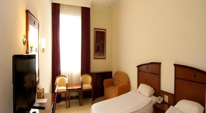 Karlita Hotel Tegal Экстерьер фото