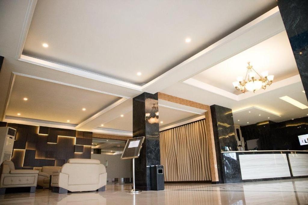 Karlita Hotel Tegal Экстерьер фото