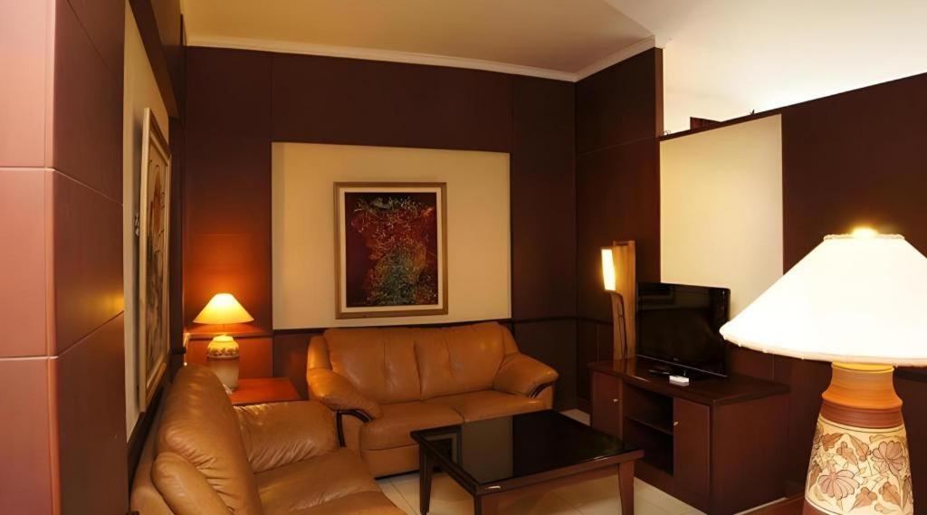 Karlita Hotel Tegal Экстерьер фото
