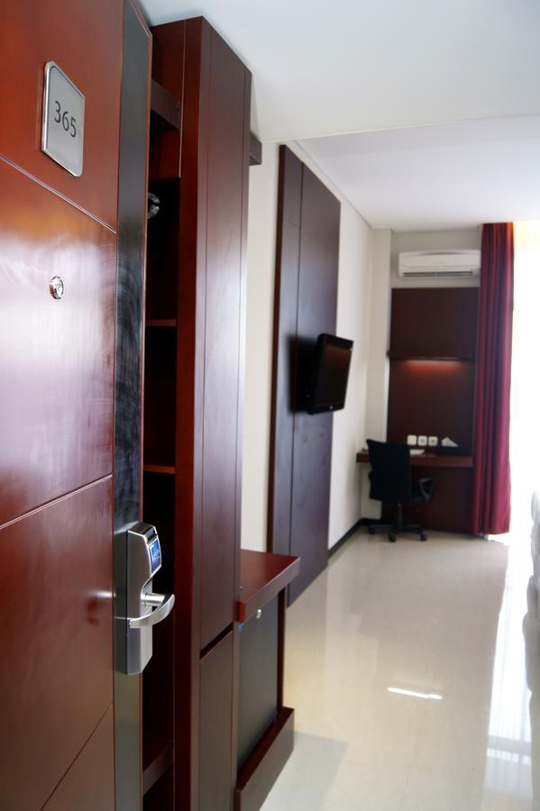 Karlita Hotel Tegal Экстерьер фото