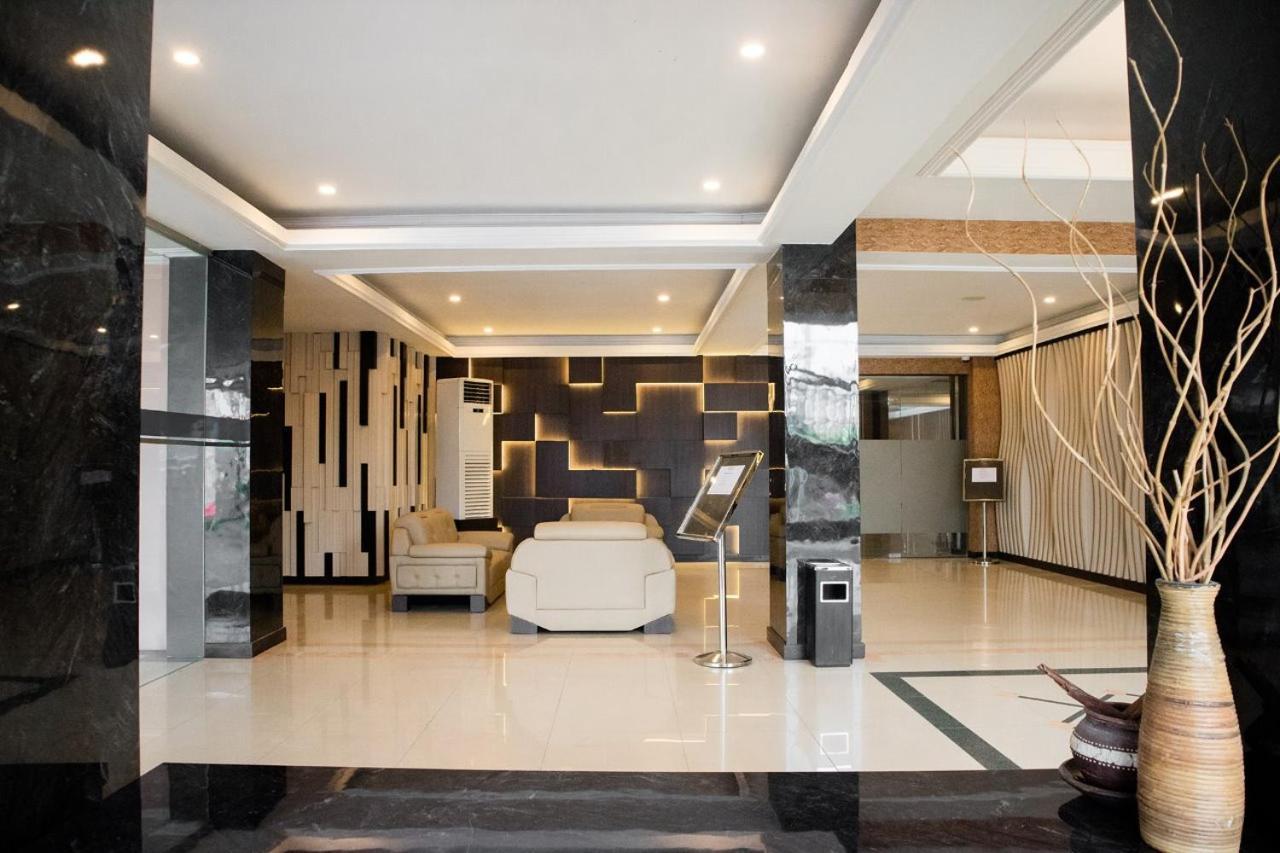 Karlita Hotel Tegal Экстерьер фото