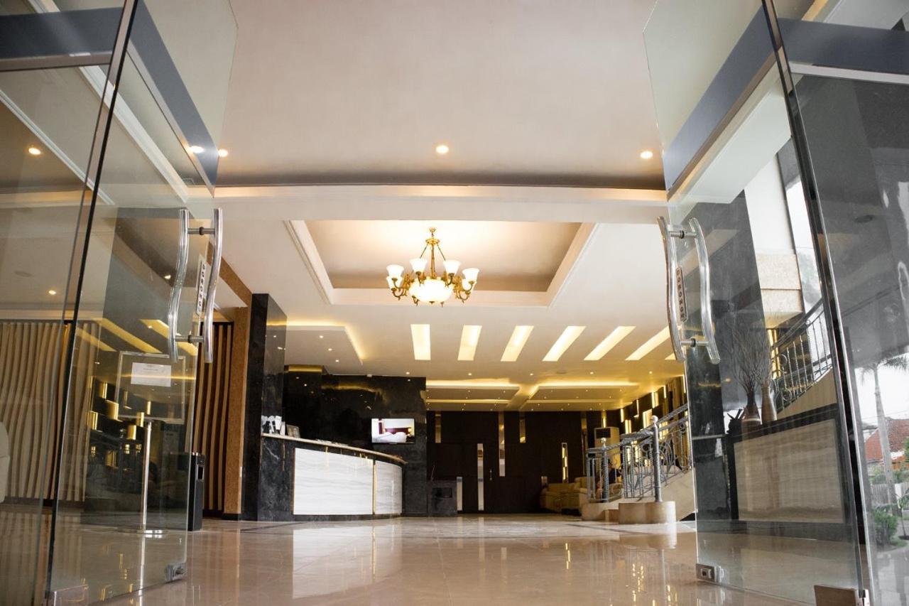 Karlita Hotel Tegal Экстерьер фото