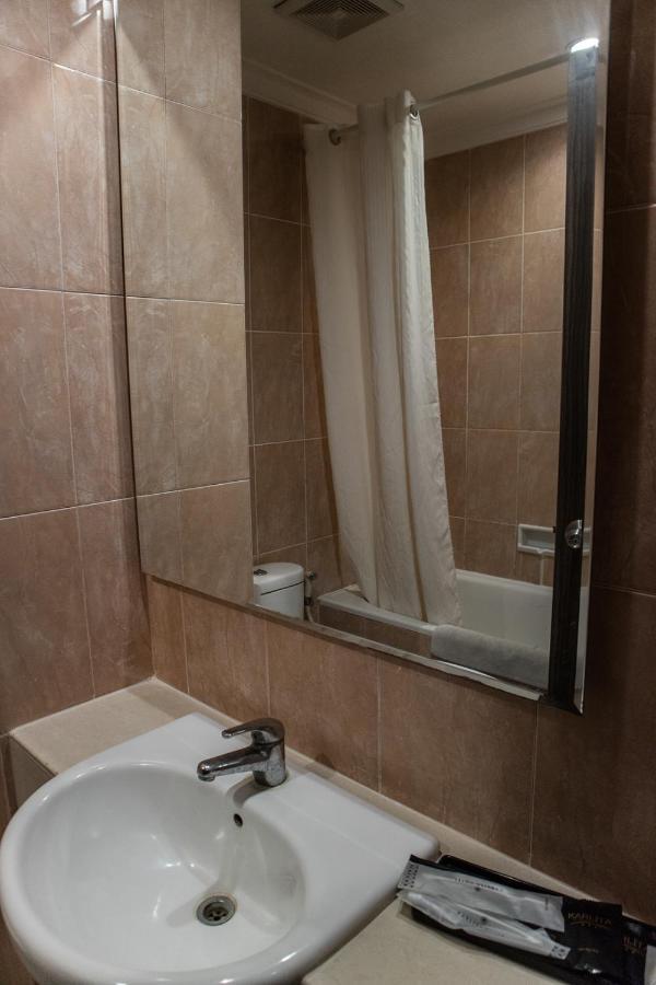Karlita Hotel Tegal Экстерьер фото